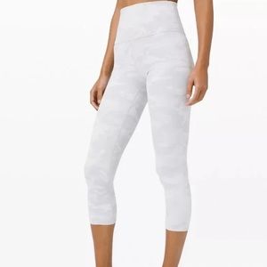 Wunder Under High-Rise Ribbed Fabric Crop 21" SZ 4 Camo Jacquard Alpine White